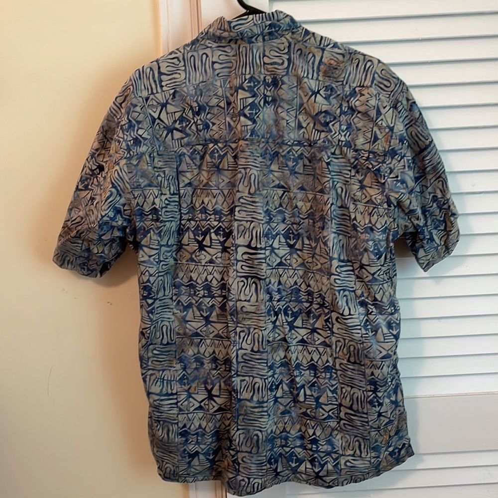 It’s Summertime! Nice batik shirt - Picture 2 of 2